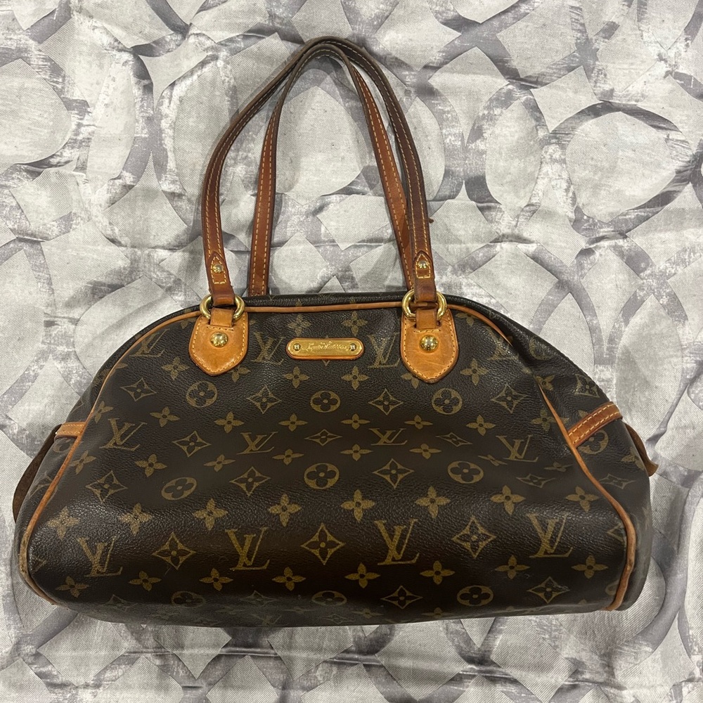 ***Authentic Louis Vuitton purse***good condition